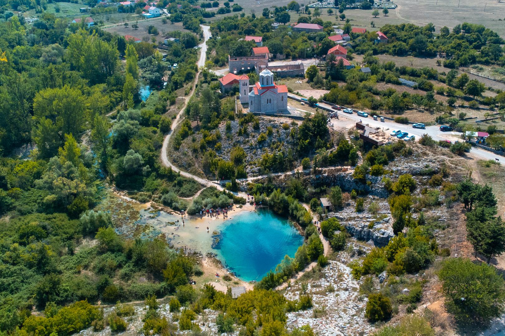 Kažu da, u tihim noćima, posebno za vrijeme punog mjeseca, neki mještani tvrde da vide njihove obrise kako se drže za ruke ispod površine vode, a voda tada poprima plavičasti sjaj, simbolizirajući njihovu vječnu ljubav.