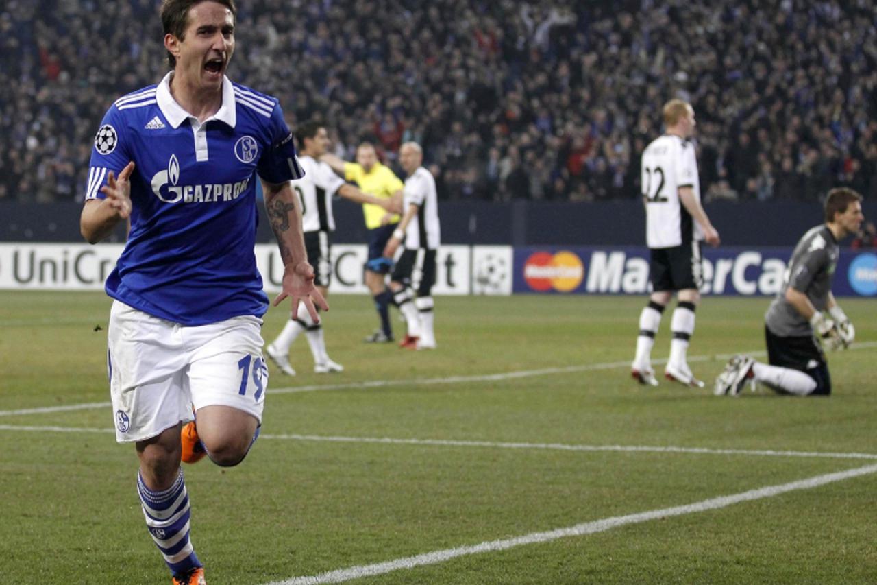 \'Mario Gavranovic of Schalke 04 celebrates a goal against Valencia during their Champions League round of 16 second leg soccer match in Gelsenkirchen, March 9, 2011.   REUTERS/Kai Pfaffenbach (GERMAN