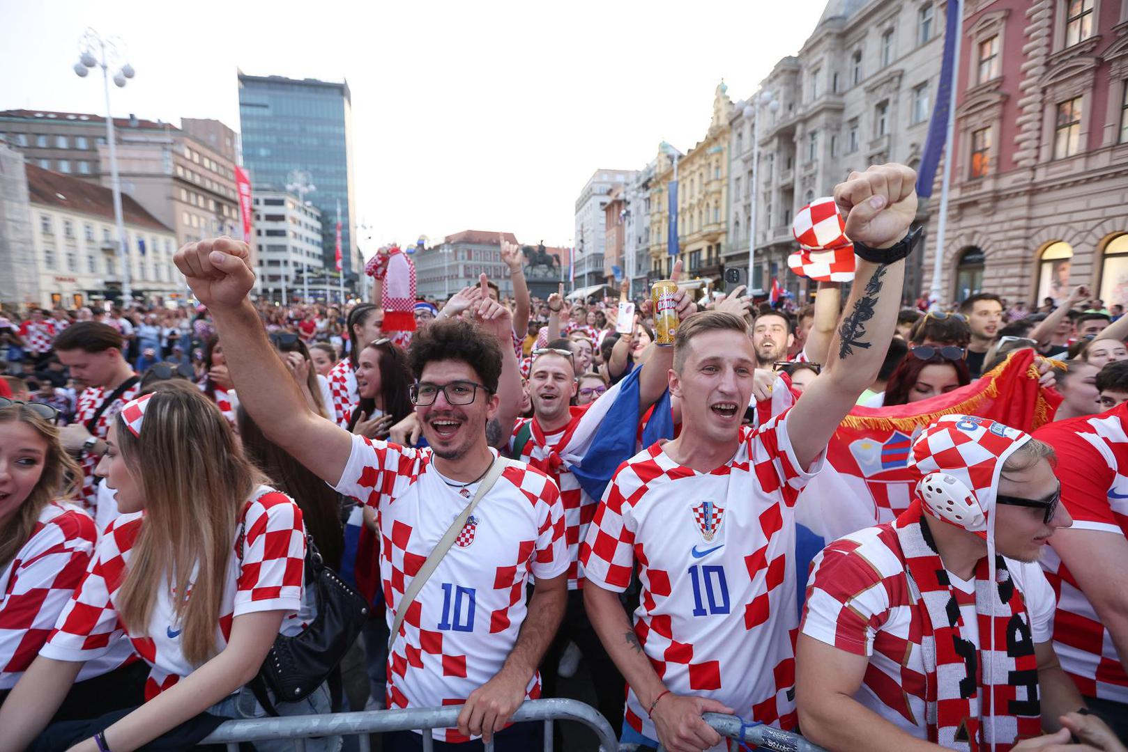 Na trgovima brojnih hrvatskih gradova večeras su se okupili navijači kako bi zajedno uživali u utakmici Hrvatska - Španjolska