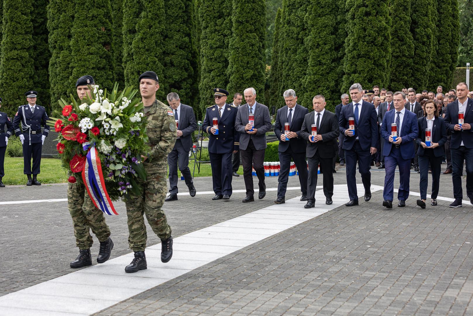 30.05.2022., Vukovar - Odavanje pocasti poginulim, nestalim, ubijenim i umrlim hrvatskim braniteljima na Memorijalnom groblju zrtava iz Domovinskog rata u Vukovaru povodom obiljezavanja Dana drzavnosti. Photo: Davor Javorovic/PIXSELL