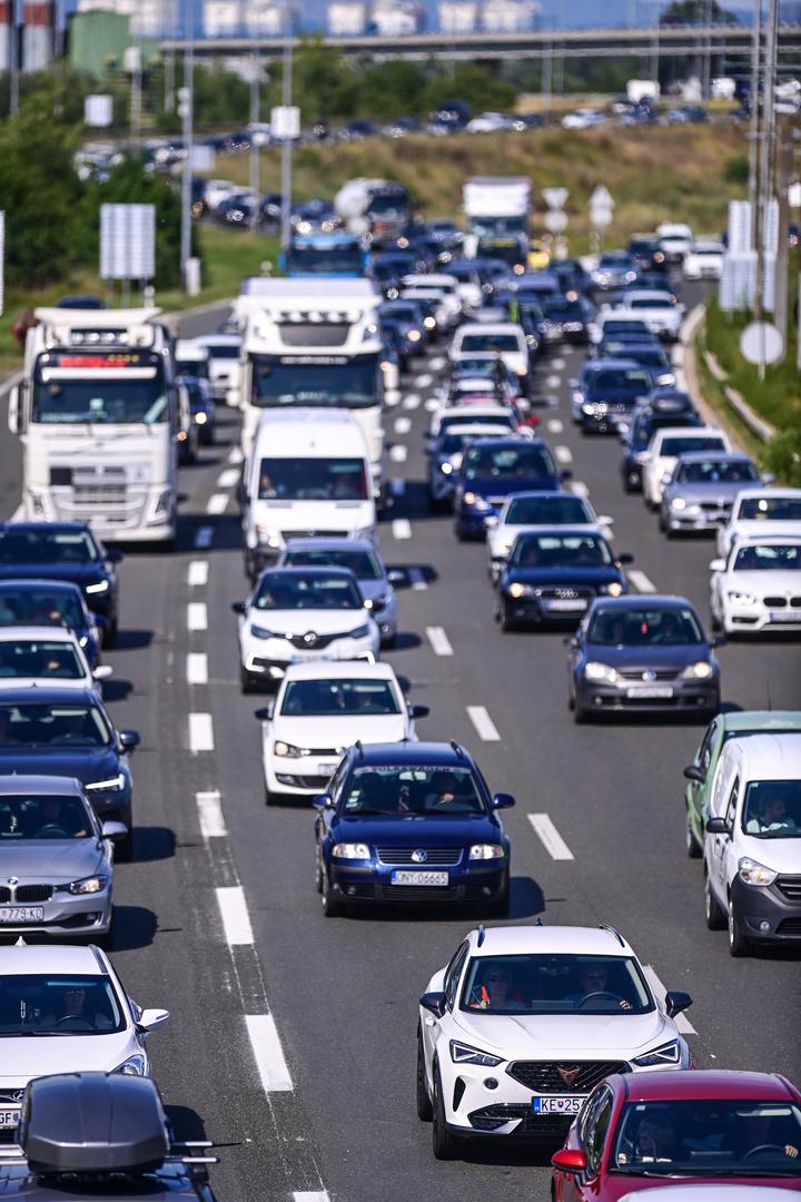 14.07.2023., Zagreb - Guzve na naplatnoj postaji Lucko u smjeru mora i u smjeru Zagreba pred pocetak vikenda. Photo: Igor Soban/PIXSELL