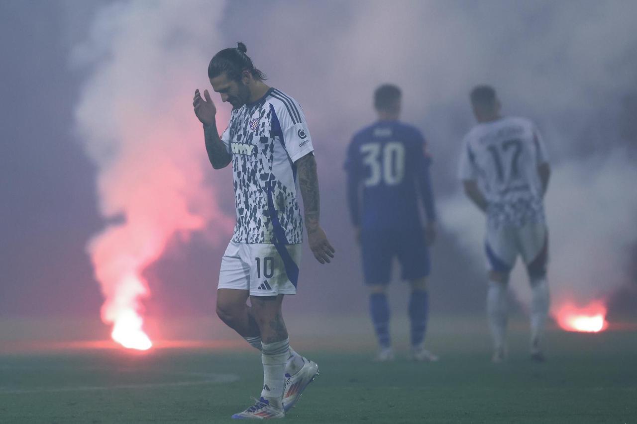 Zagreb: Zbog baklji nakratko prekinut derbi Dinama i Hajduka