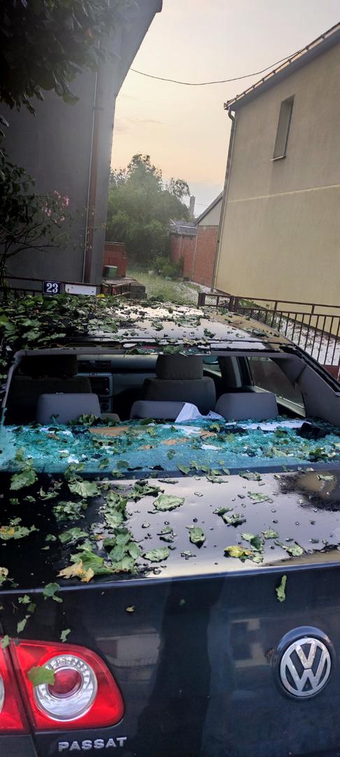 Nevrijeme praćeno kišom i tučom zahvatilo je sredinom srpnja područje više županija. Tuča je prouzročila štete na usjevima, oštetila fasade i automobile. Zbog teške situacije, jedan autoservis odlučio je pomoći. Naime, na Facebooku je objavljeno kako Ivanković Autoservis želi stanovnicima Bilja, kojima je to potrebno, pokloniti staklo za automobil. Mnogi su u komentarima pohvalili taj potez: "Svaka čast", "To je rijetkost", "Bravo", "Kapa do poda". 