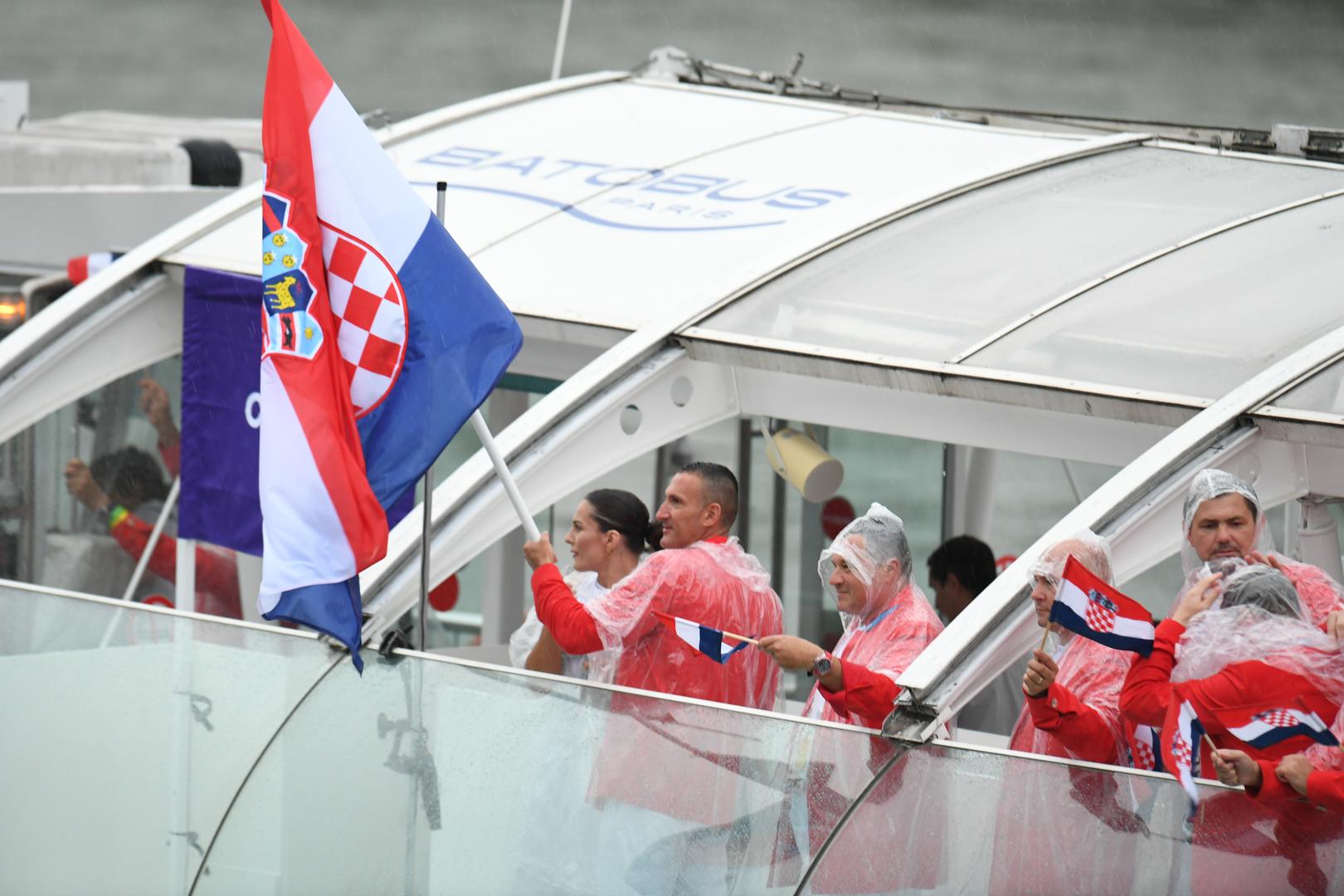 Nije nam smetala ni kiša, a naši su u prepoznatljivim crvenim kabanicama bili dobro raspoloženi. S broda je odjekivalo: "Hrvatska, Hrvatska!"