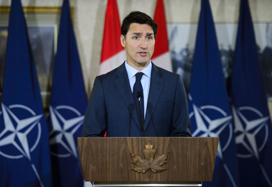 Justin Trudeu u bazi kanadskih snaga na konferenciji s  Jensom Stoltenbergom