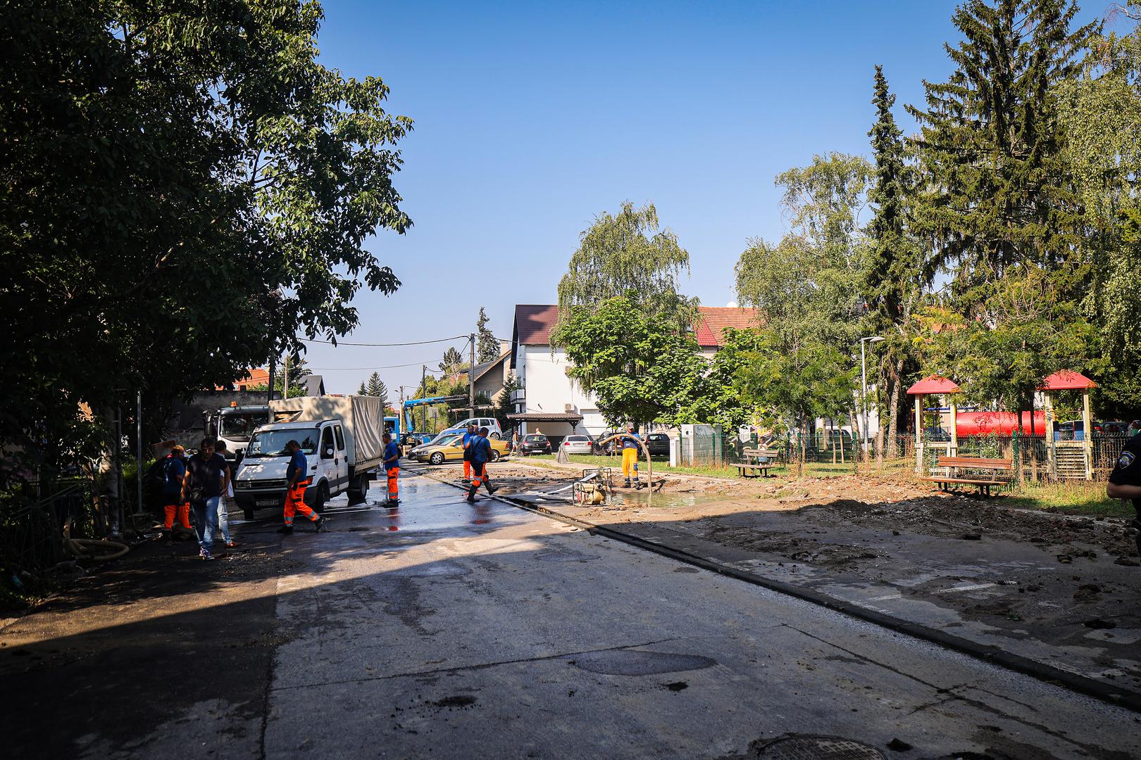 Incident se dogodio samo nekoliko minuta hoda od Trešnjevačkog trga, a puknuće se dogodilo u blizini dječjeg igrališta. 