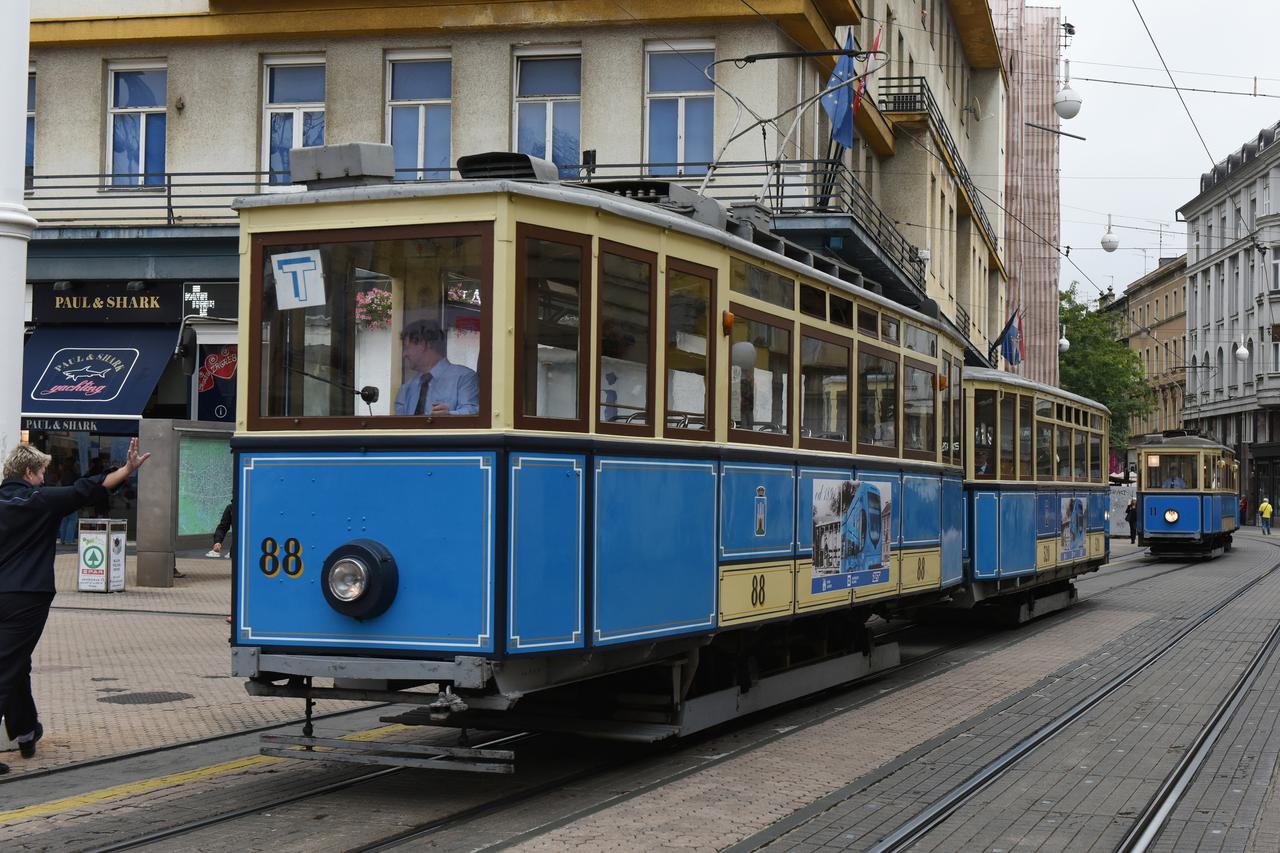 Zagreb: Gra?ani uživali u vožnji starim ZET-ovim tramvajima