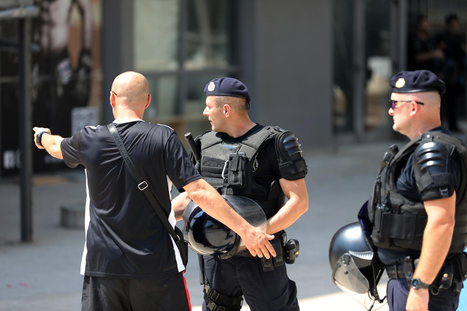 09.07.2024., Pula: Nemali broj interventnih policajaca, blokiran kvart, odvjetnici i rijetki stanari pulske poslovno-stambene zgrade popularne "Porecanke", obiljezili su ovo vruce pulsko jutro. Photo: Sasa Miljevic / PIXSELL/PIXSELL