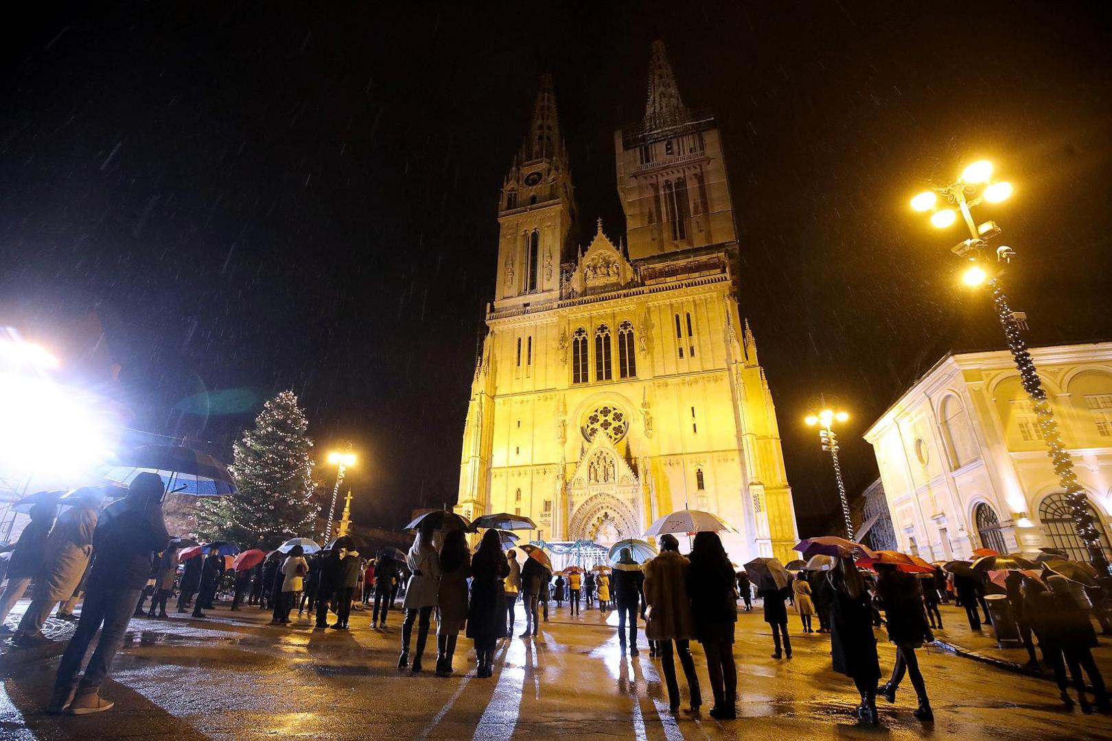 24.12.2020., Zagreb - Zagrebacki nadbiskup, kardinal Josip Bozanic, predvodio je euharistijsko slavlje u veceri Badnjaka u Zagrebackoj katedrali. S obzirom na epidemiju koronavirusa i po preporuci stozera u katedralu je mogao uci samo mali broj vjernika dok je veliki broj vjernika pratio misu ispred katedrale unatoc jakom pljusku i vjetru. 
Photo: Goran Stanzl/PIXSELL