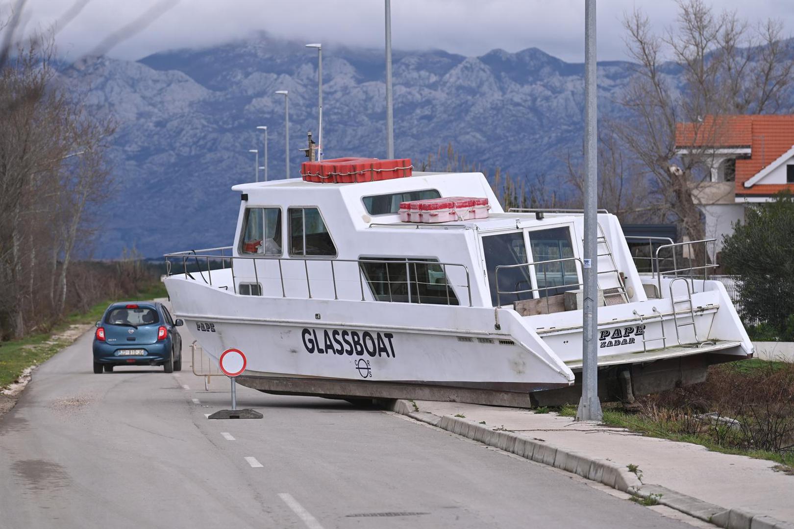 No brodica nasukana na cesti, čije su fotografije obišle zemlju, još uvijek stoji na istom mjestu kao i jučer