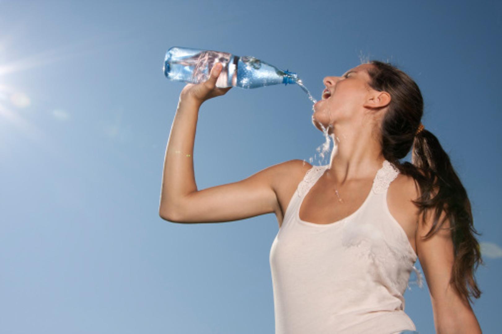 Piju puno vode: Nemojte se voditi onom od 8 čaša vode na dan, svako tijelo je drugačije. Računajte da pijete litru vode na svakih 20 kilograma težine. Ako težite 50 kilograma, trebali biste piti oko dvije i pol litre vode na dan. 