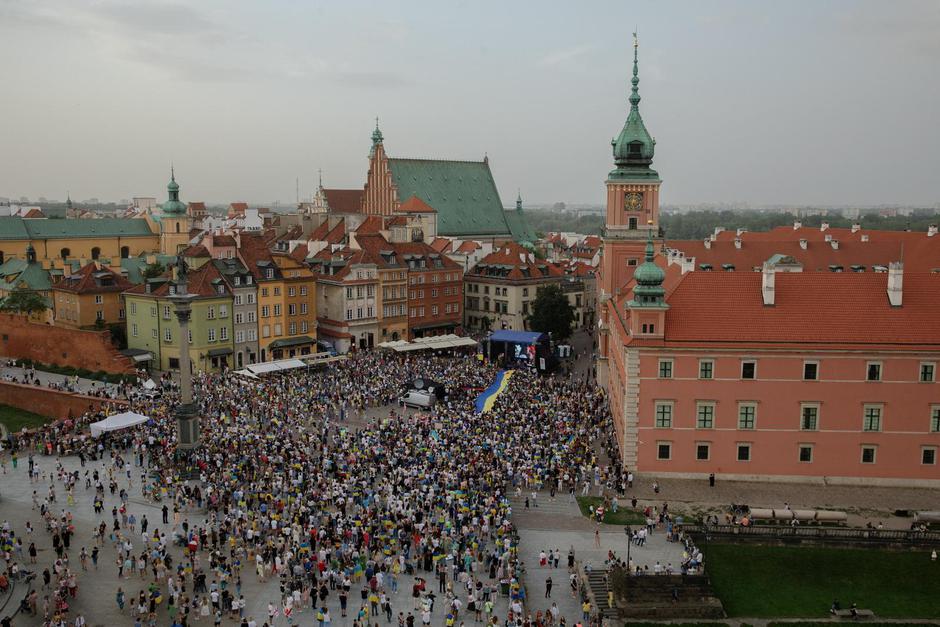 People take part in a demonstration to mark Ukraine's Independence Day, as Russia's invasion of Ukraine continues, in the Old Town in Warsaw