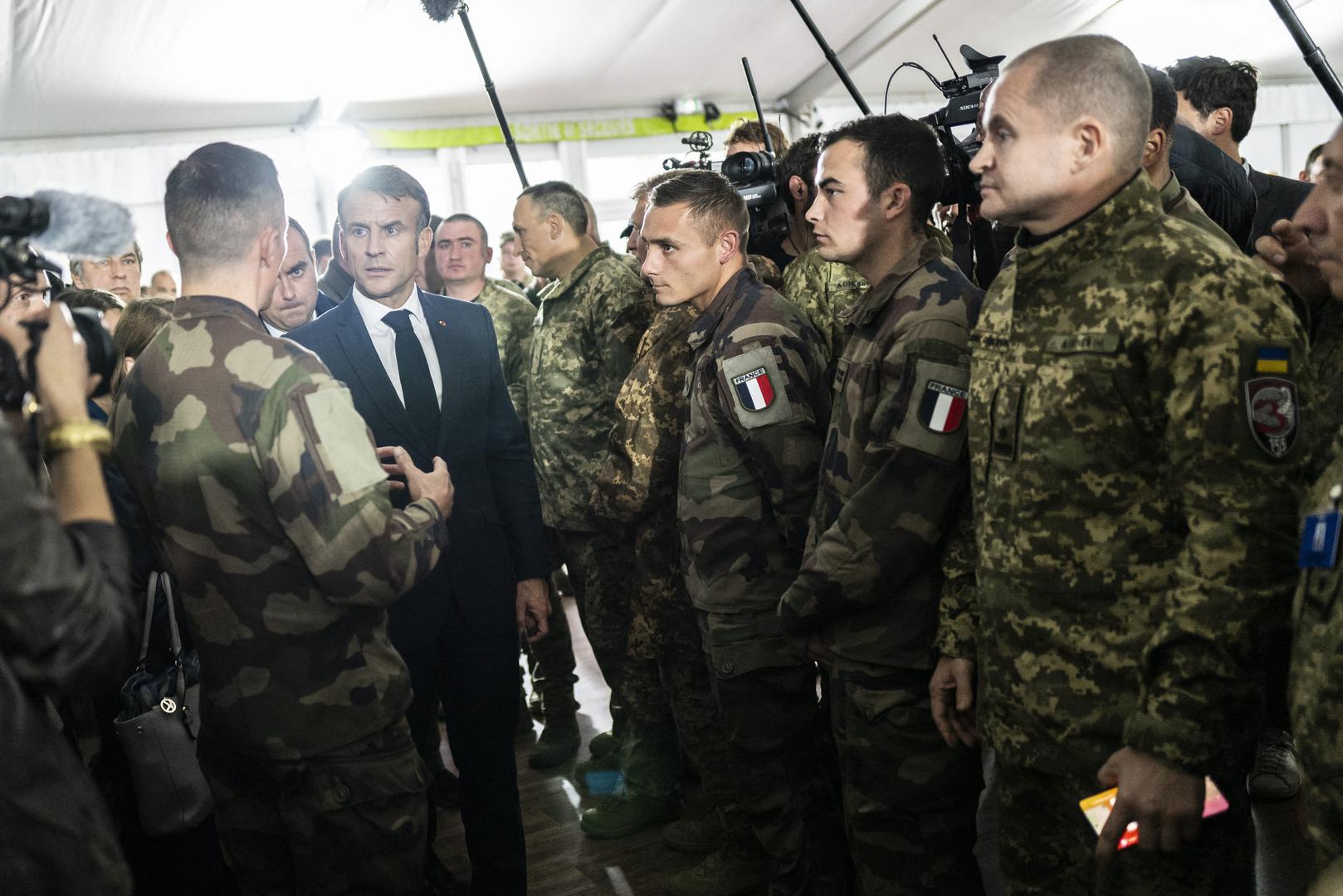 Le président Emmanuel Macron visite un camp militaire où viennent se former des combattants d'Ukraine dans l'est de la France le 9 octobre 2024. © Eliot Blondet / Pool / Bestimage French President Emmanuel Macron speaks with Ukrainian soldiers (and French soldiers) during a visit in a military camp, for the first time since France has trained Ukrainian troops for the country’s fight against the Russian invasion, in eastern France on October 9, 2024. Photo: Eliot Blondet / Pool / Bestimage/BESTIMAGE