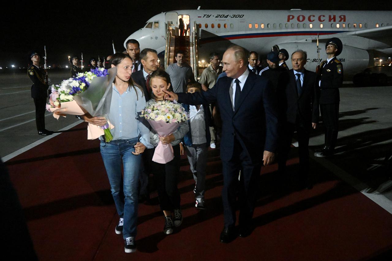 President Putin greets Russians returning to Moscow after prisoner swap