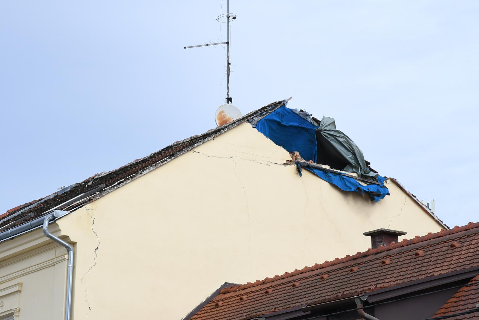 22.02.2024., Sisak - Jak vjetar trga PVC foliju koja prekriva ostecenja na zabatnim zidovima kuca nastala u potresu 2020. godine. Photo: Nikola Cutuk/PIXSELL