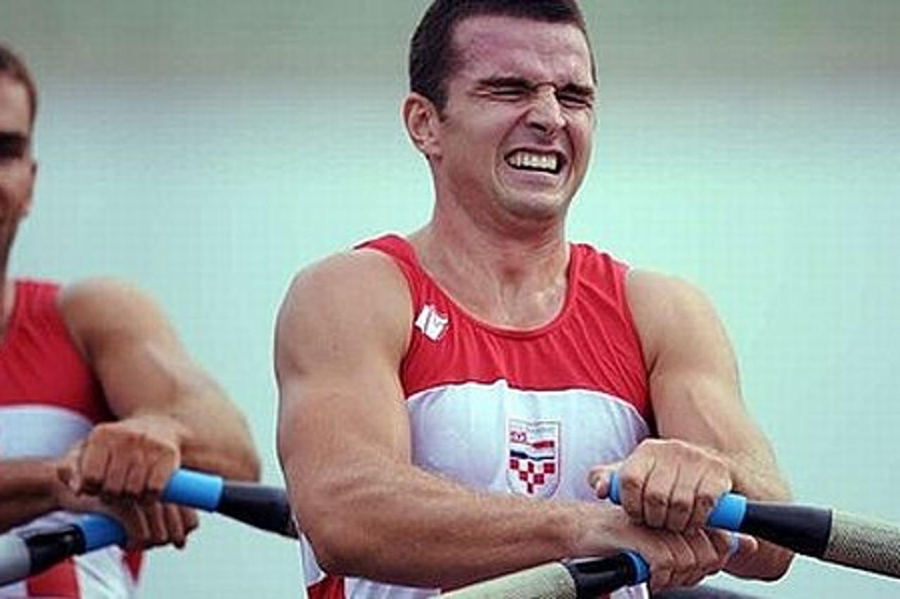 'Croatia\'s Ante Kusurin (L) and Mario Vekic power in the men\'s double sculls semi finals at the Shunyi Rowing and Canoeing Park during the 2008 Beijing Olympic Games in Beijing on August 13, 2008.  