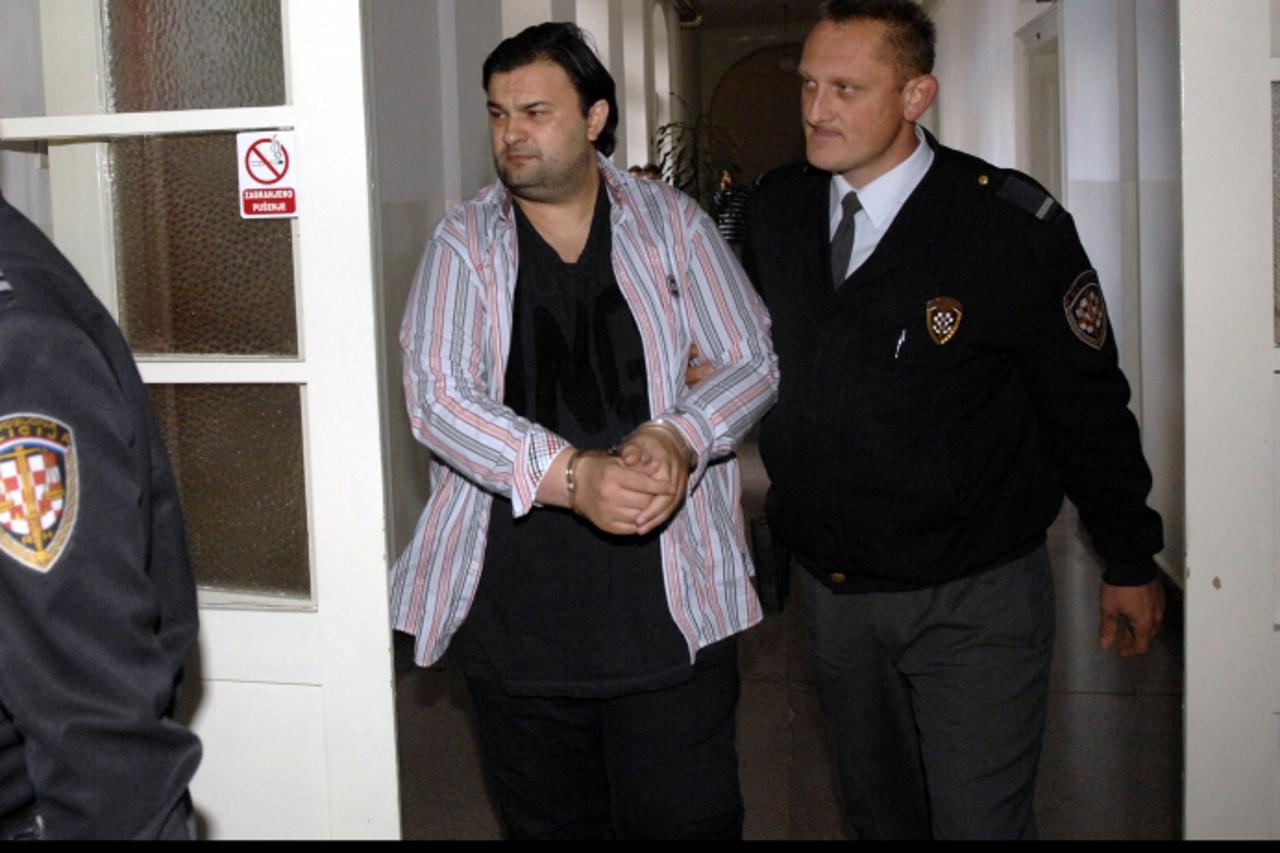 '09.05.2011. Rijeka  -  Pocelo sudjenje u slucaju Ipsilon, odnosno prvoptuzenom Drazenu Golemovicu i jos osmero osoba protiv kojih je USKOK u listopadu 2009. podignuo optuznicu zbog vise kaznjivih dje