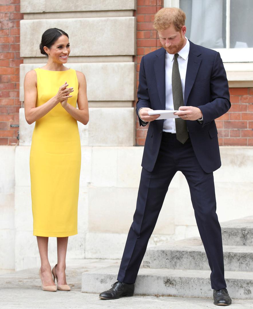 A Meghan nikako ne želi biti dosadna i zato je poduzela radikalan potez i eleganciju Givenchyja zamijenila je haljinom upečatljive žute boje i povjerenje je ovaj put dala dizajneru Lady Gage Brandonu Maxwellu. 