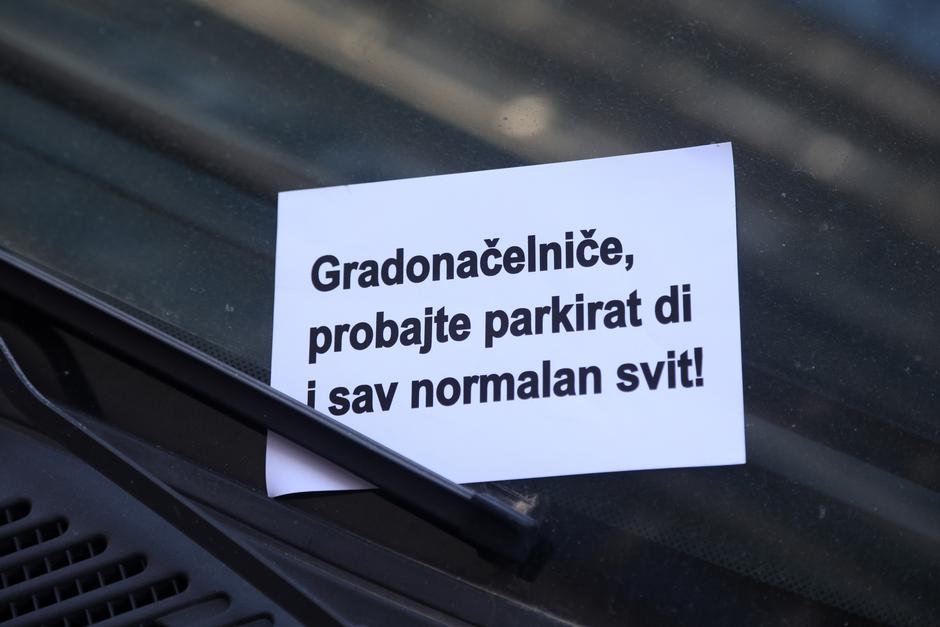 Šibenik: Poruke gradonačeniki na vjetrobranskim staklima