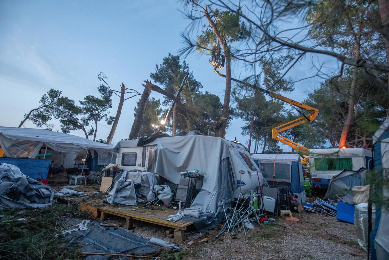 21.07.2023., Novigrad - Jako olujno nevrijeme pogodilo je  Istruu, a najvise je stradao  zapadni dio poluotoka, posebno  Novigrad, gdje je u autokampu  irena vjetar iscupao na desetine stabala, srecom nitko nije stradao.  Photo: Srecko Niketic/PIXSELL