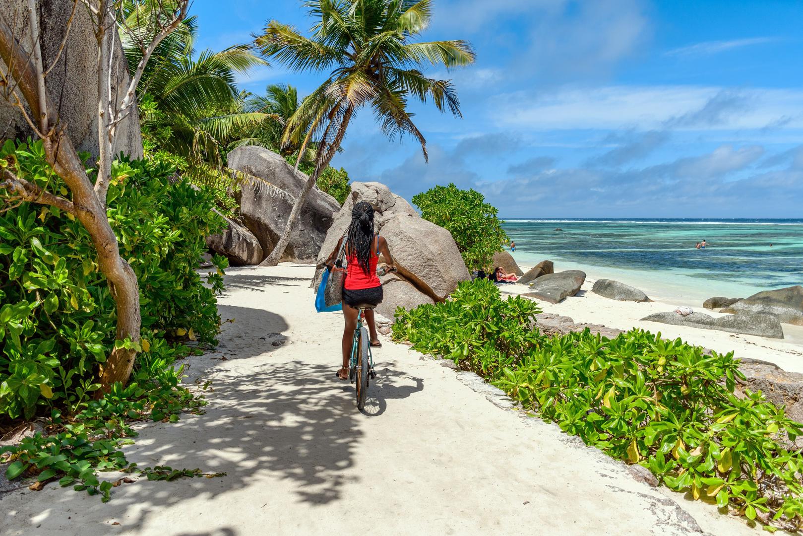 La Digue, Sejšeli: Postoji 115 otoka u Sejšelskom arhipelagu - ali La Digue bez automobila vjerojatno je najsanjiviji. Zapravo, putopiskinja Siobhan Grogan kaže da 'ima plaža kao iz snova'. Ona dodaje: 'Pijesak Anse Source d’Argent na otoku La Digue obrubljen palmama često se naziva najljepšim na svijetu’. Putnici na odmoru na ovom mjestu u Indijskom oceanu mogu upoznati goleme kornjače, voziti se kajakom i uočiti ribu leptira, ribu bodljikavo prase, ribu šišmiša i ribu damu dok rone.