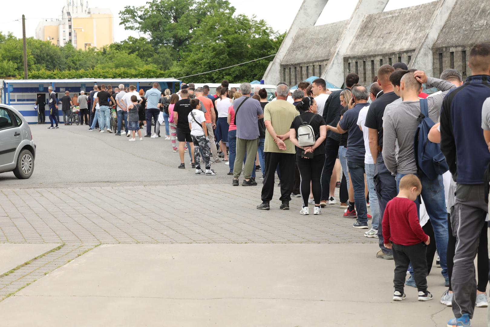 Galerija: Kolona navijača NK Osijeka kupuje ulaznice za posljednji