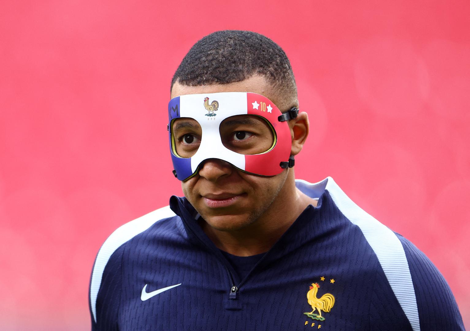 Tim mu je pripremio potpuno crnu masku za lice, a s jedne strane je sitnim fontom ispisano ime Mbappe, dok se s druge strane može vidjeti francuska zastava.