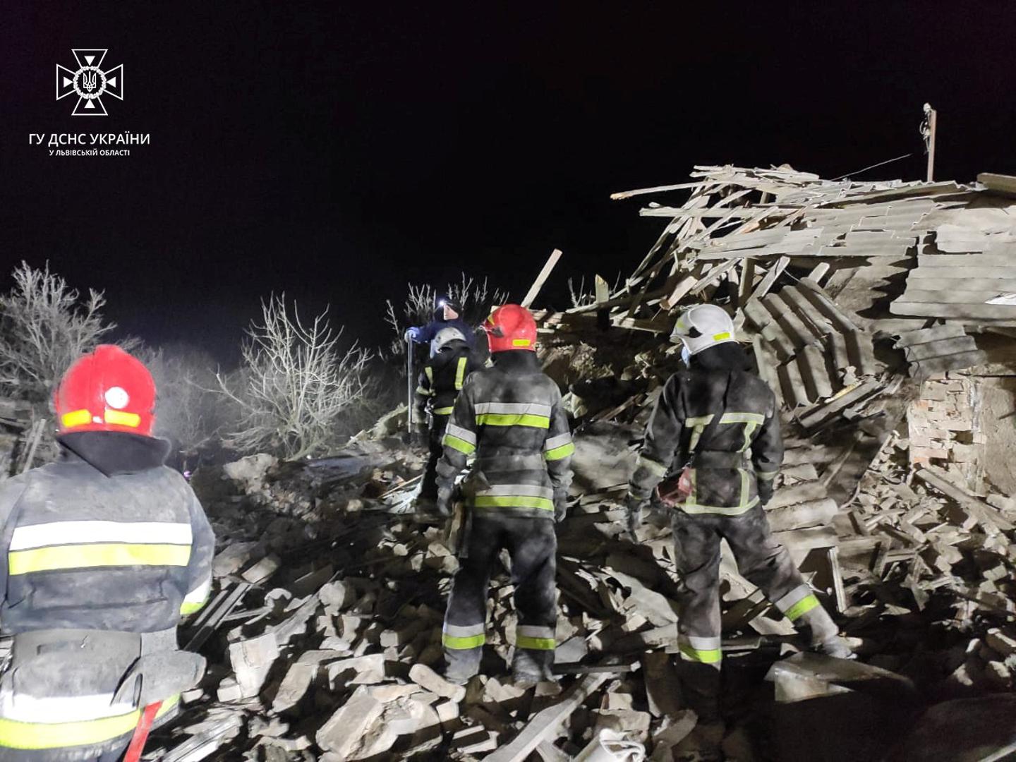 Rescuers work at a site of residential buildings destroyed by a Russian missile strike, amid Russia's attack on Ukraine, in Lviv region, Ukraine March 9, 2023. Press service of the State Emergency Service of Ukraine in Lviv region/Handout via REUTERS ATTENTION EDITORS - THIS IMAGE HAS BEEN SUPPLIED BY A THIRD PARTY. Photo: State Emergency Service of Ukrai/REUTERS