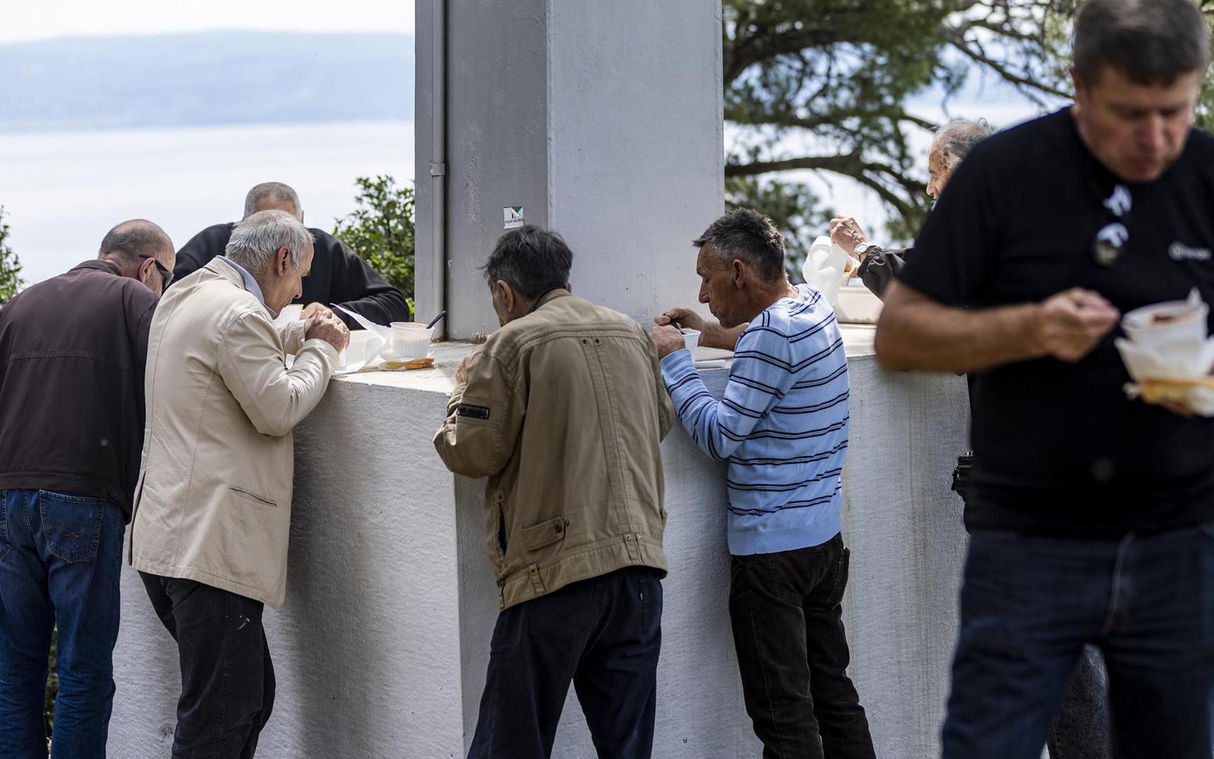 01.05.2023., Split - Podjela graha gradjanima na Marjanu povodom Praznika rada. Photo: Milan Sabic/PIXSELL