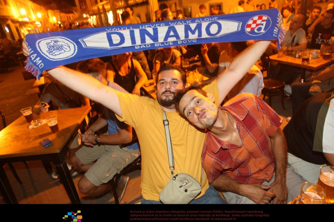 '14.09.2011., Zagreb - U Tkalcicevoj ulici postavljen je veliki videozid za gledanje utakmice izmedju GNK Dinamo i Real Madrida. Navijaci uzivaju u pivi i cekaju pocetak utakmice. Photo: Petar Glebov/