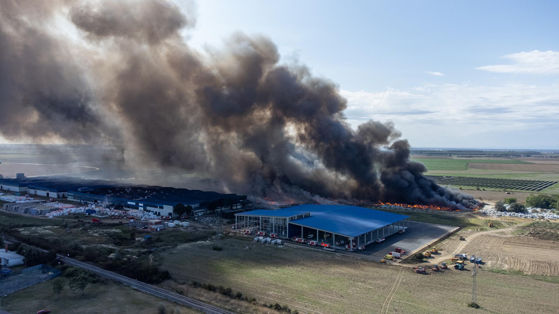 Prema trenutačnim informacijama, u gašenju požara ozlijeđena su tri vatrogasca od kojih je jedan zadobio teže ozljede. 