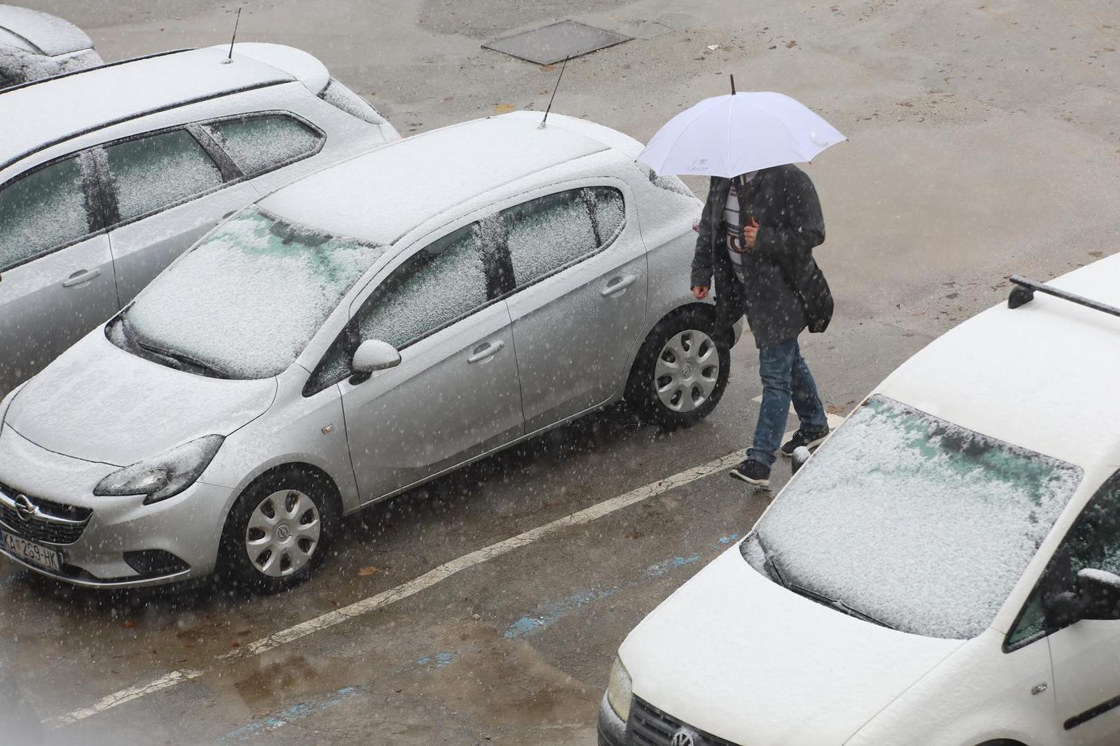 Prvi snijeg počeo je u prijepodnevnim satima padati u gradovima diljem Hrvatske. 

