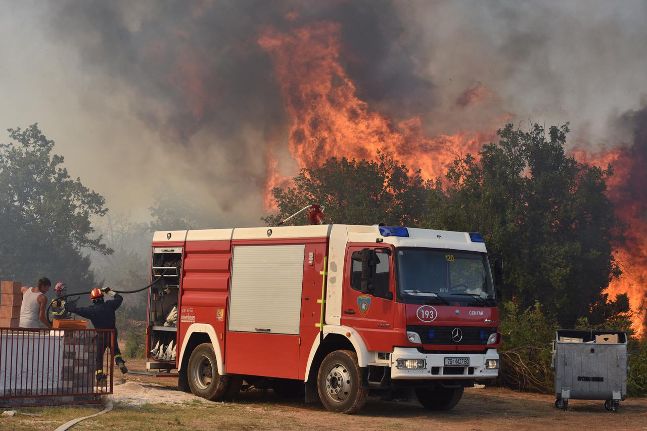 Jak vjetar otežava gašenje požara kod Kistanja