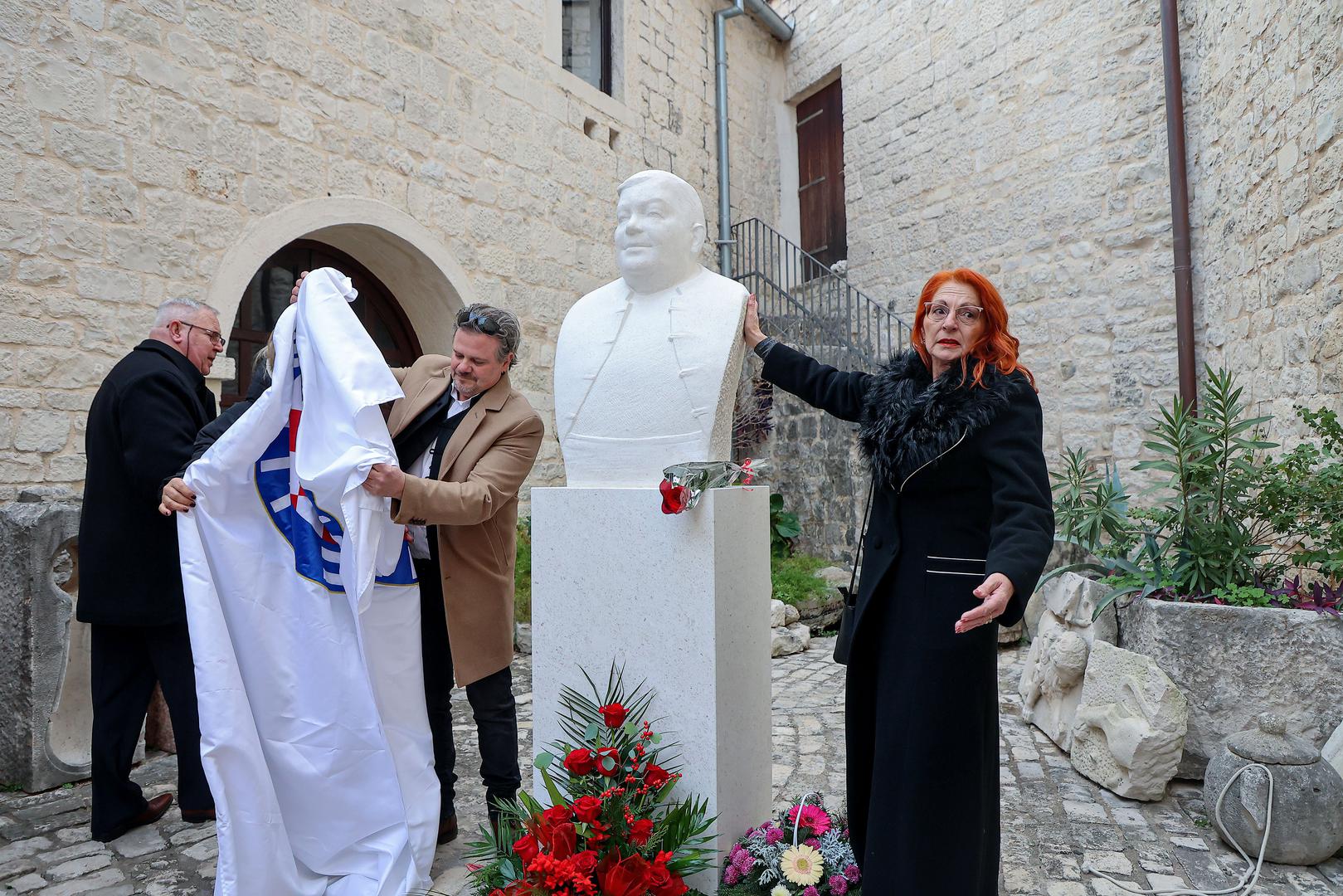 Iako je spomenik trenutno smješten u dvorištu Muzeja grada Trogira, već su najavljeni planovi za njegovo trajno preseljenje. Prema riječima trogirskog gradonačelnika Ante Bilića, bista će biti premještena na novu trogirsku rivu, između dva mosta, u neposrednoj blizini Cocine rodne kuće.