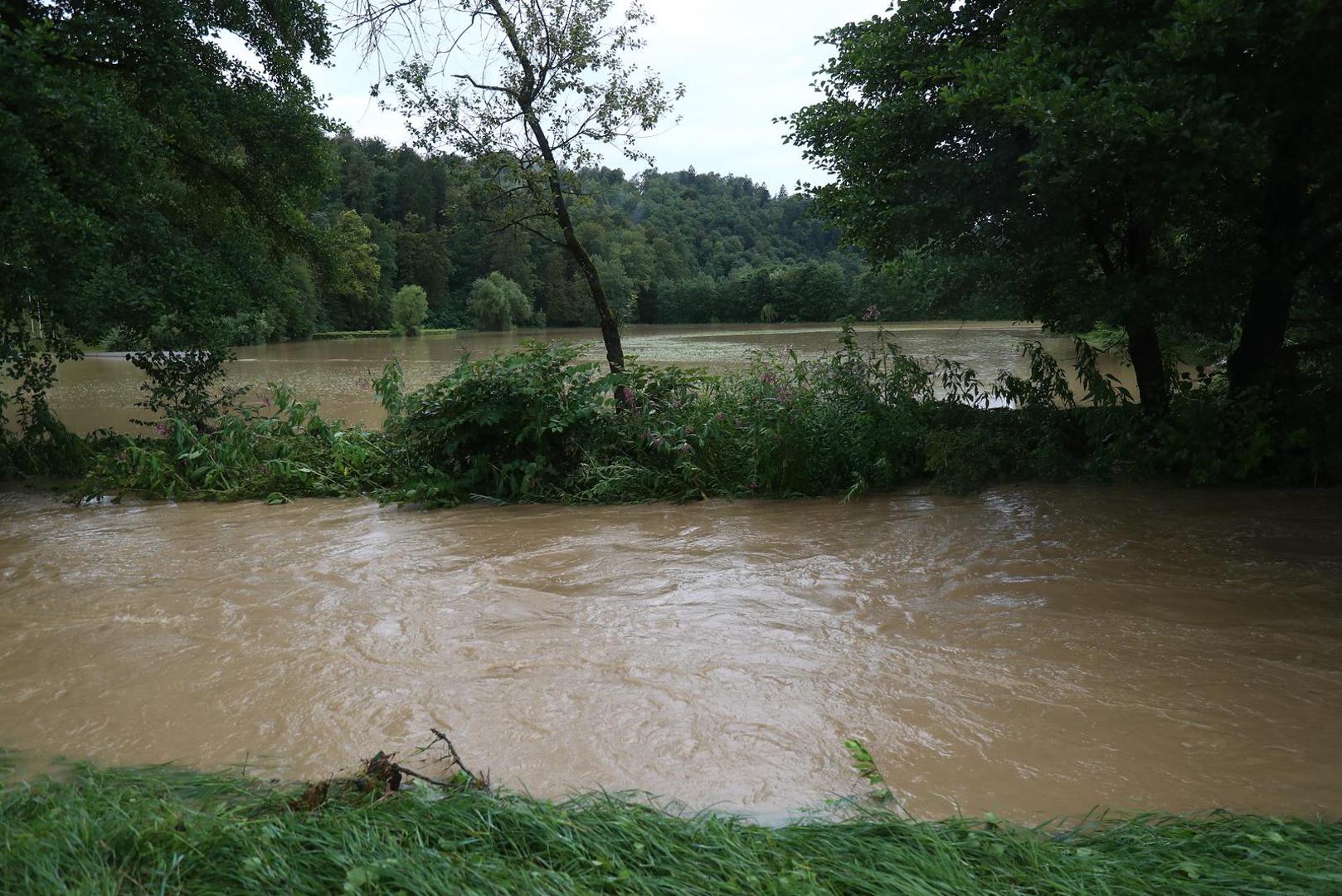 04.08.2023., Menges, Slovenija - Stanovnici i vatrogasci bore se s posljedicama velike poplave Photo: Matija Habljak/PIXSELL