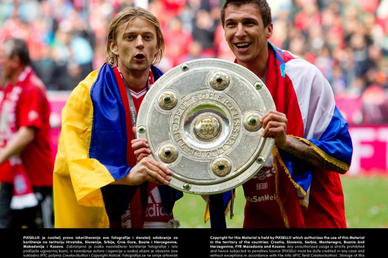 '11.05.2013, Allianz Arena, Muenchen, GER, 1,FBL,  FC Bayern Muenchen vs. FC Augsburg, im Bild Anatolij Tymoschtschuk (FCB #44) und Mario Mandzukic (FCB #9) mit der Schale / Foto © nph / Straubmeier'