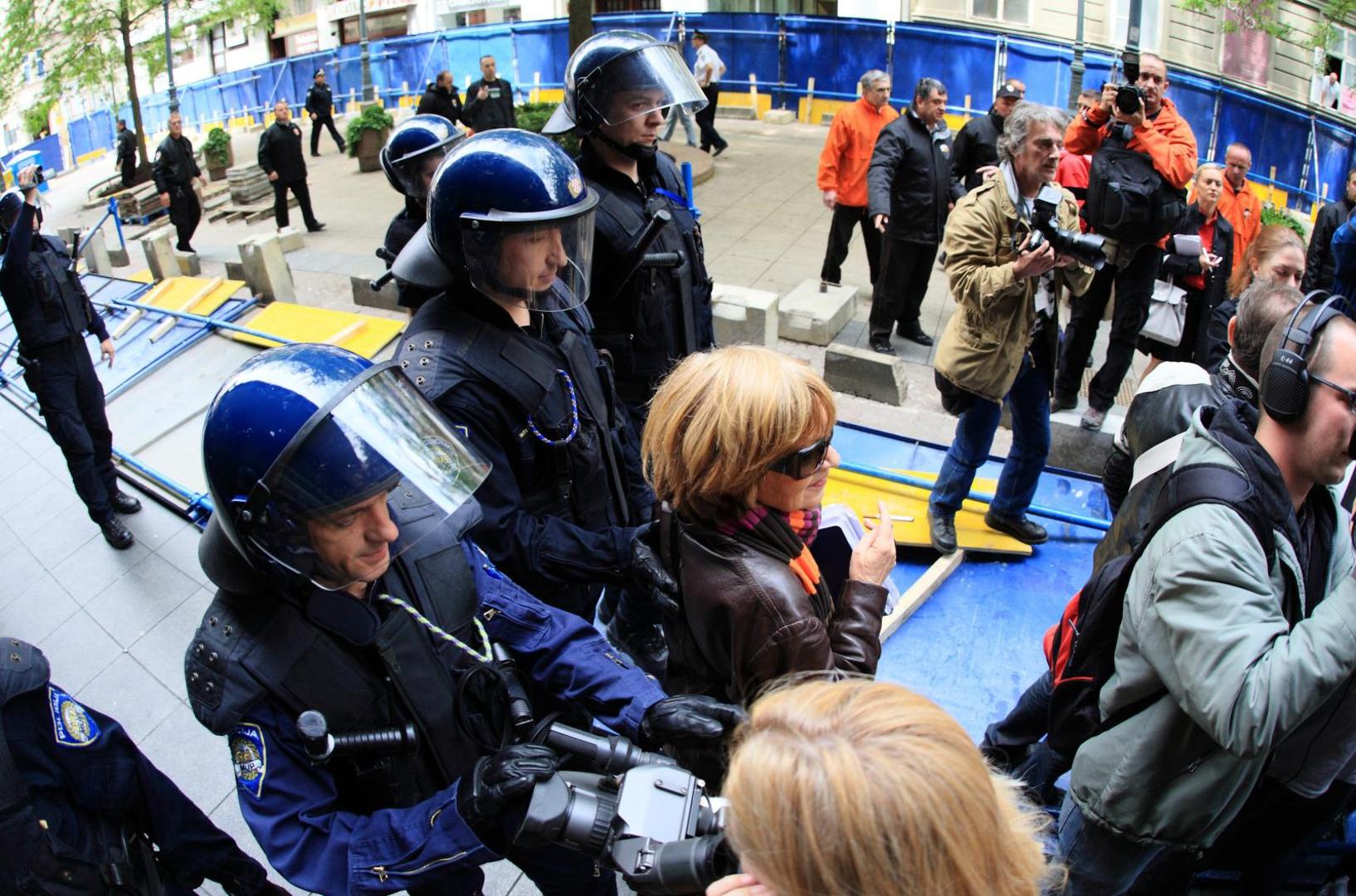 17.05.2010., Varsavska, Zagreb - U Varsavskoj ulici poceli su radovi na ulazu u spornu garazu za centar koji gradi Horvatinciceva Hoto grupa. Aktivisti koji se bune protiv gradnje poceli su rastavljati ogradu i ulaziti u ogradjeni prostor. Interventna policija. 
Photo: Zeljko Lukunic/PIXSELL