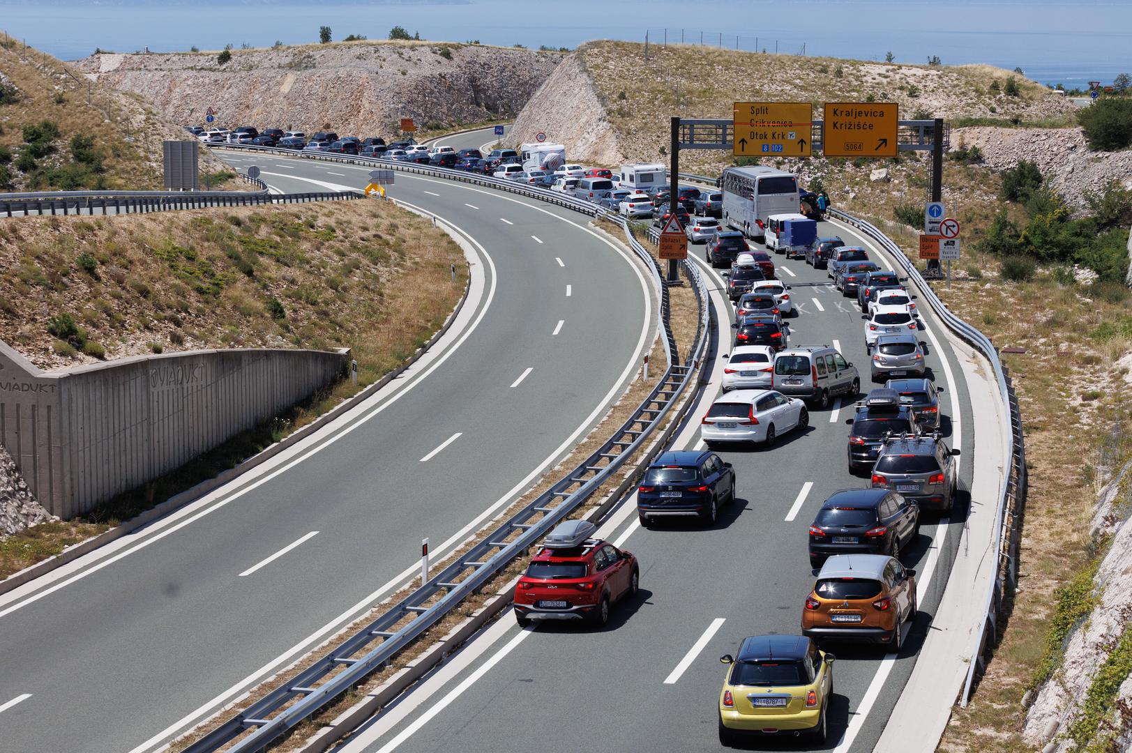 Kazna od 260 eura je propisana i za slalom vožnju na autocesti. Noviji automobili imaju mogućnost telefoniranja bez korištenja ruku, što je dopušteno za vrijeme vožnje, no automobili su nam u prosjeku stari 14 godina i velika većina auta u Hrvatskoj nema ugrađen takav uređaj. Dobra je vijest što se može ugraditi u svako vozilo, pa ako mislite telefonirati u vožnji svakako to učinite.