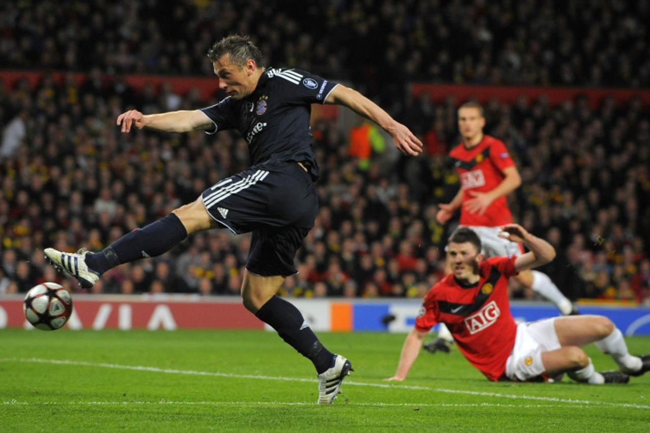 'Bayern Munich\'s Ivica Olic (L) shoots to score during their Champions League quarter-final, second leg soccer match against Manchester United at Old Trafford in Manchester, northern England, April 7