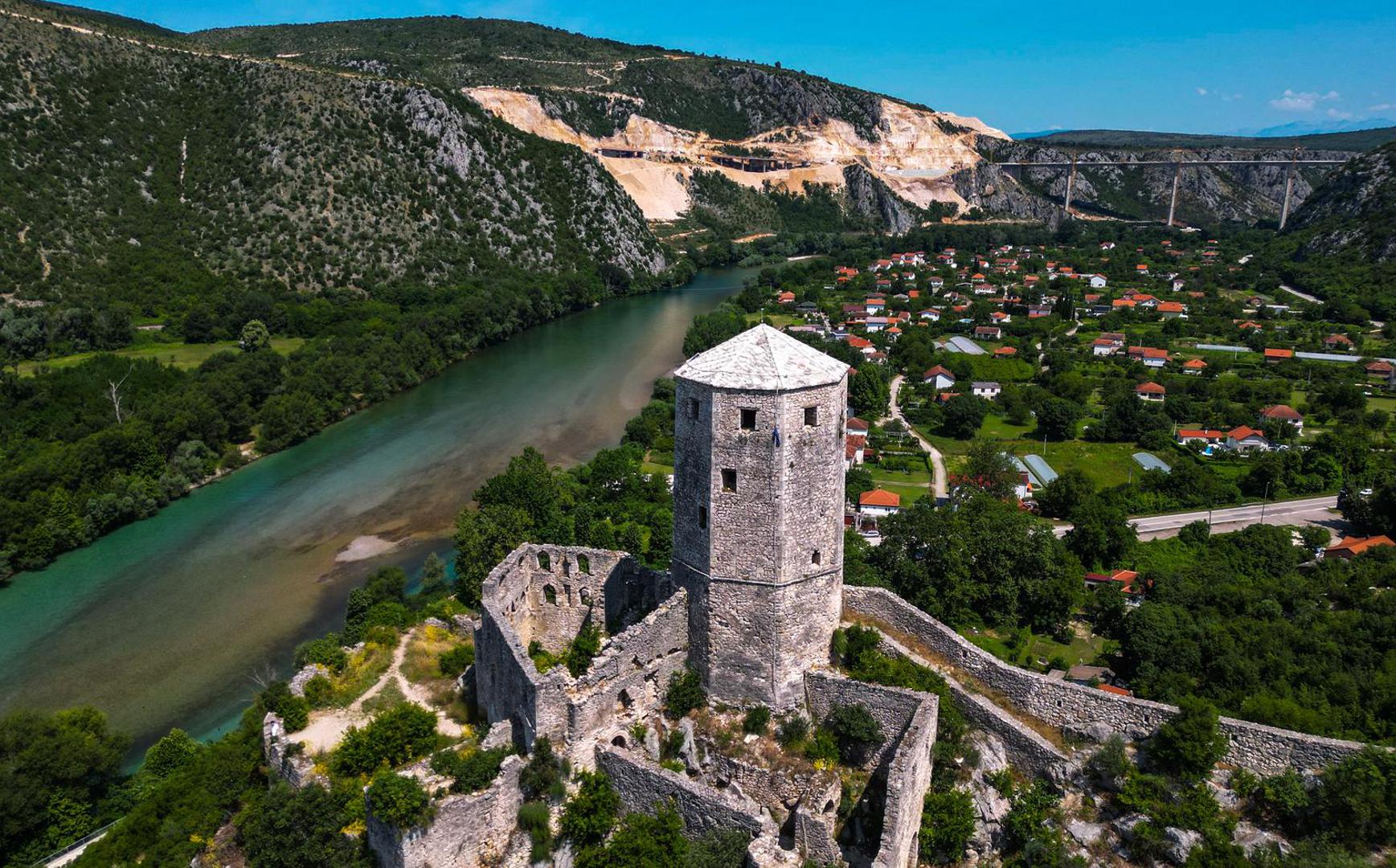 18.06.2023.,Capljina -  Jedan od najvisih mostova u regiji, most Pocitelj uskoro ce biti  spojen s lijevom obalom Neretve. Most Pocitelj visok je nesto vise od stotinu metara, dok njegova duzina iznosi 918 metara. Most ce imati dva vozna traka u svakom smjeru, te je projektiran za brzinu do 130 kilometara na sat. Specificnost ovog mosta je da se citava sirina raspona nalazi na jednostrukom nizu stupova, tj, kolnici nisu fizicki odvojeni. Most Pocitelj najveci je objekt na koridoru Vc. 


 Photo: Denis Kapetanovic/PIXSELL