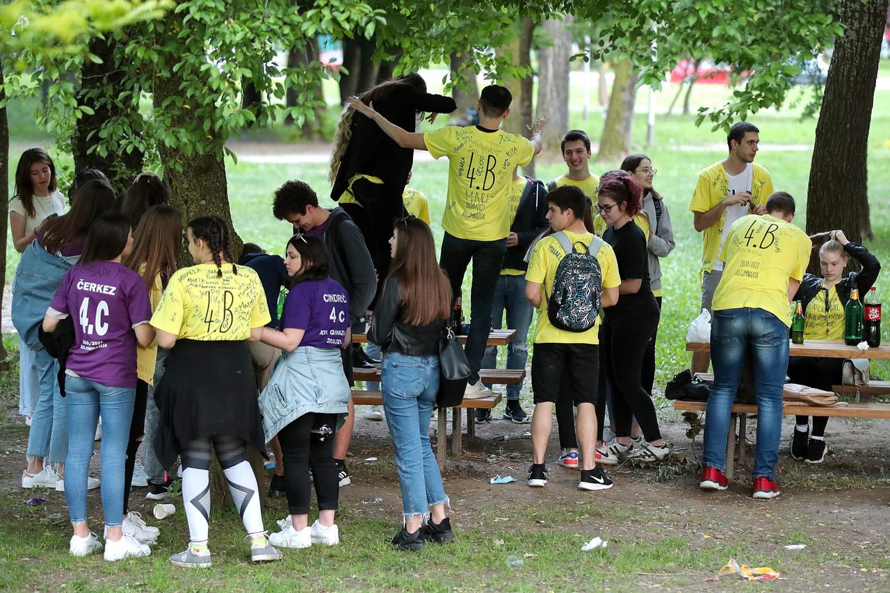 Maturanti  na zagrebačkom Bundeku proslavili zadnji dan škole