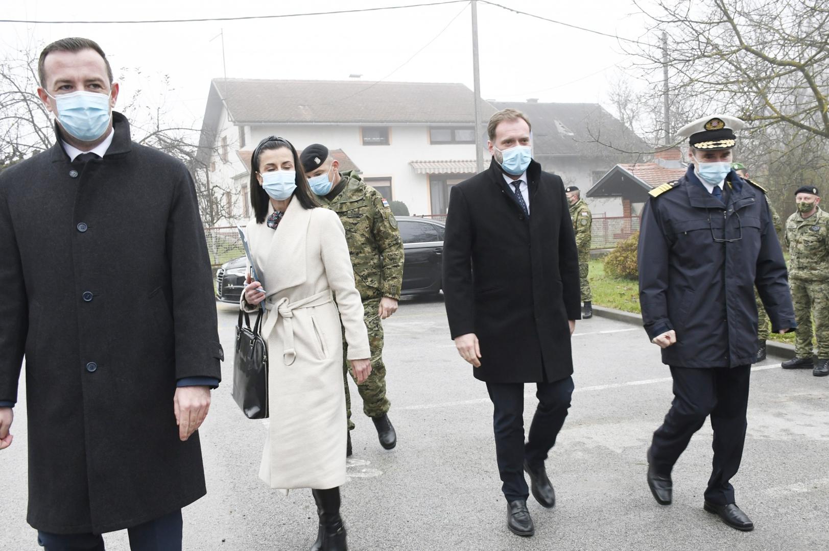 08.12.2020.,Petrinja - Ministar obrane Mario Banozic urucio je cetvorici pripadnika Hrvatske vojske ugovore o najmu stanova u Petrinji. Nazocili su  i nacelnik Glavnog stozera Oruzanih snaga RH admiral Robert Hranj, drzavni tajnik Sredisnjeg drzavnog ureda za obnovu Nikola Mazar, dozupan Roman Rosavec i zamjenica gradonacelnika Petrinje Viktorija Kaleb.
Photo: Nikola Cutuk/PIXSELL