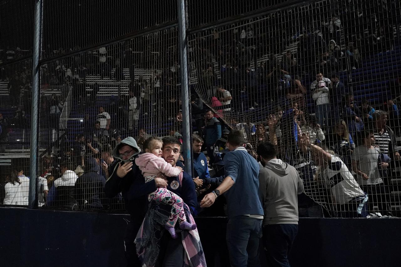 Argentinian league match suspended due to incidents outside the stadium