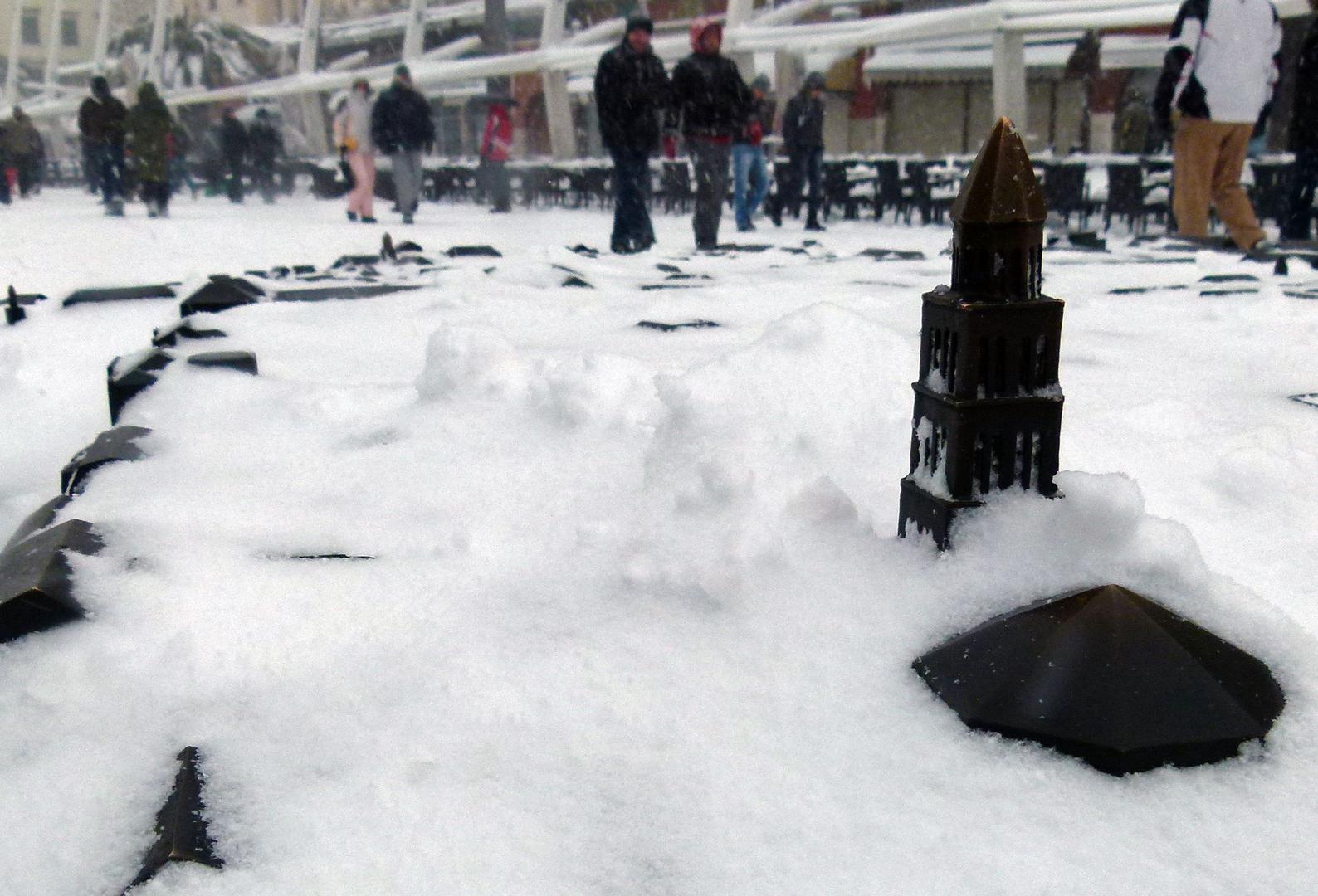 03.02.2012., Split - Prolaznici uzivaju u snijegu koji je prekrio Rivu. "nPhoto: Ivana Ivanovic/PIXSELL