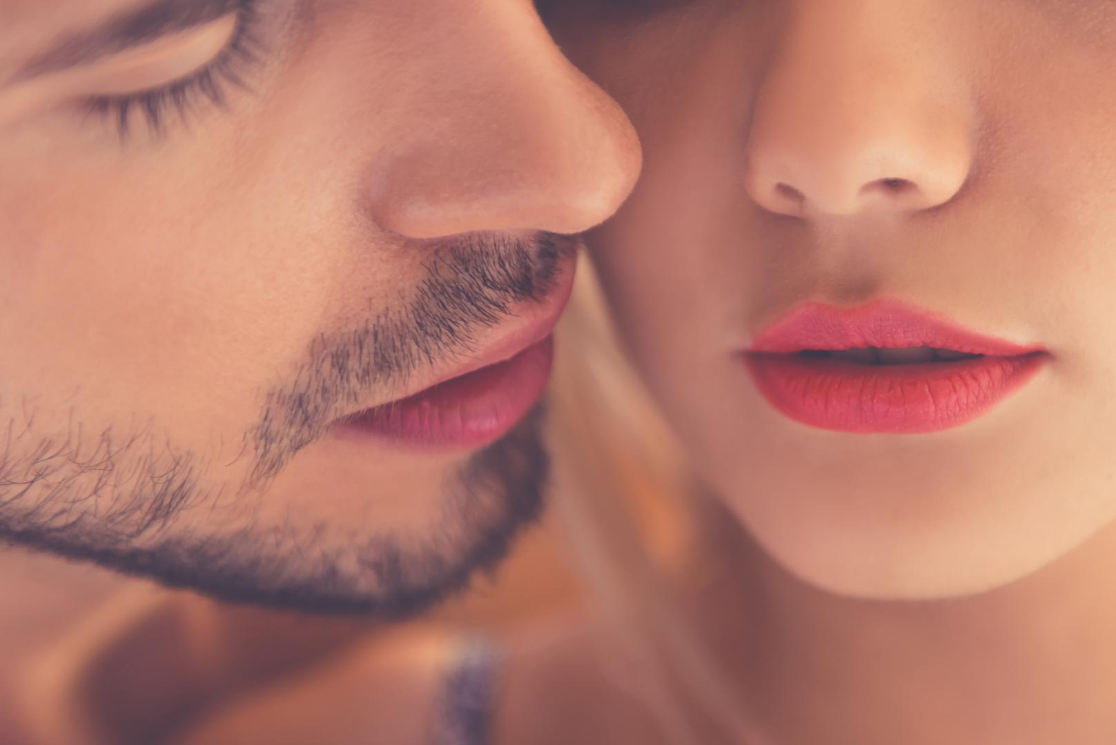 Ljubljenjem bradavica oslobađa se hormon oksitocin, poznat i kao hormon ljubavi, a bradavice su kod nekih žena povezane i s genitalijama pa ljubljenjem možete poslati signale u njezin klitoris.