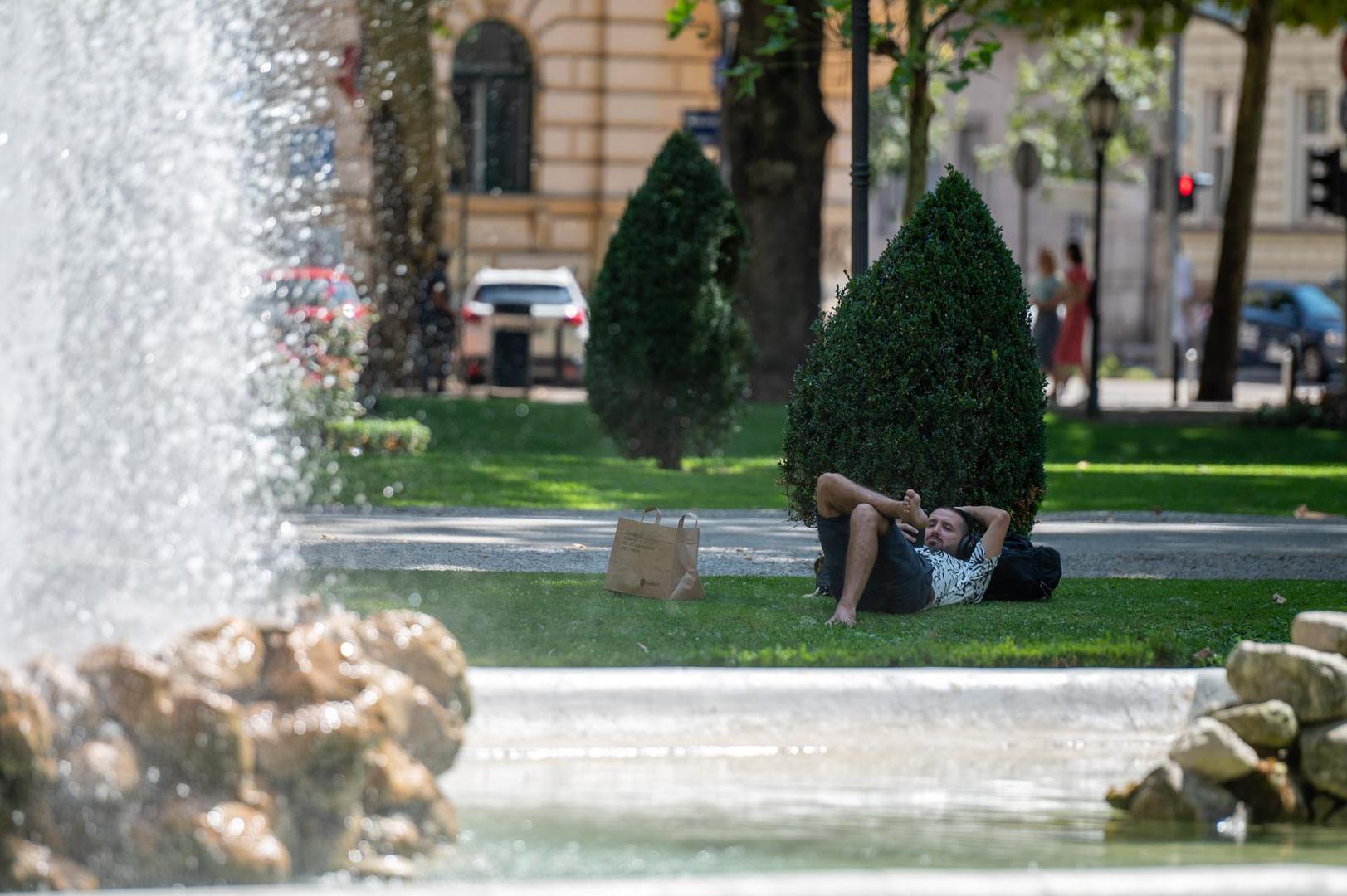 09.08.2024., Zagreb - Ponovno je stigao toplinski val, a gradani traze osvjezenje, skrivaju se u hladovinu, suncaju se i ne izlaze bez sesira. Photo: Marko Juric/PIXSELL