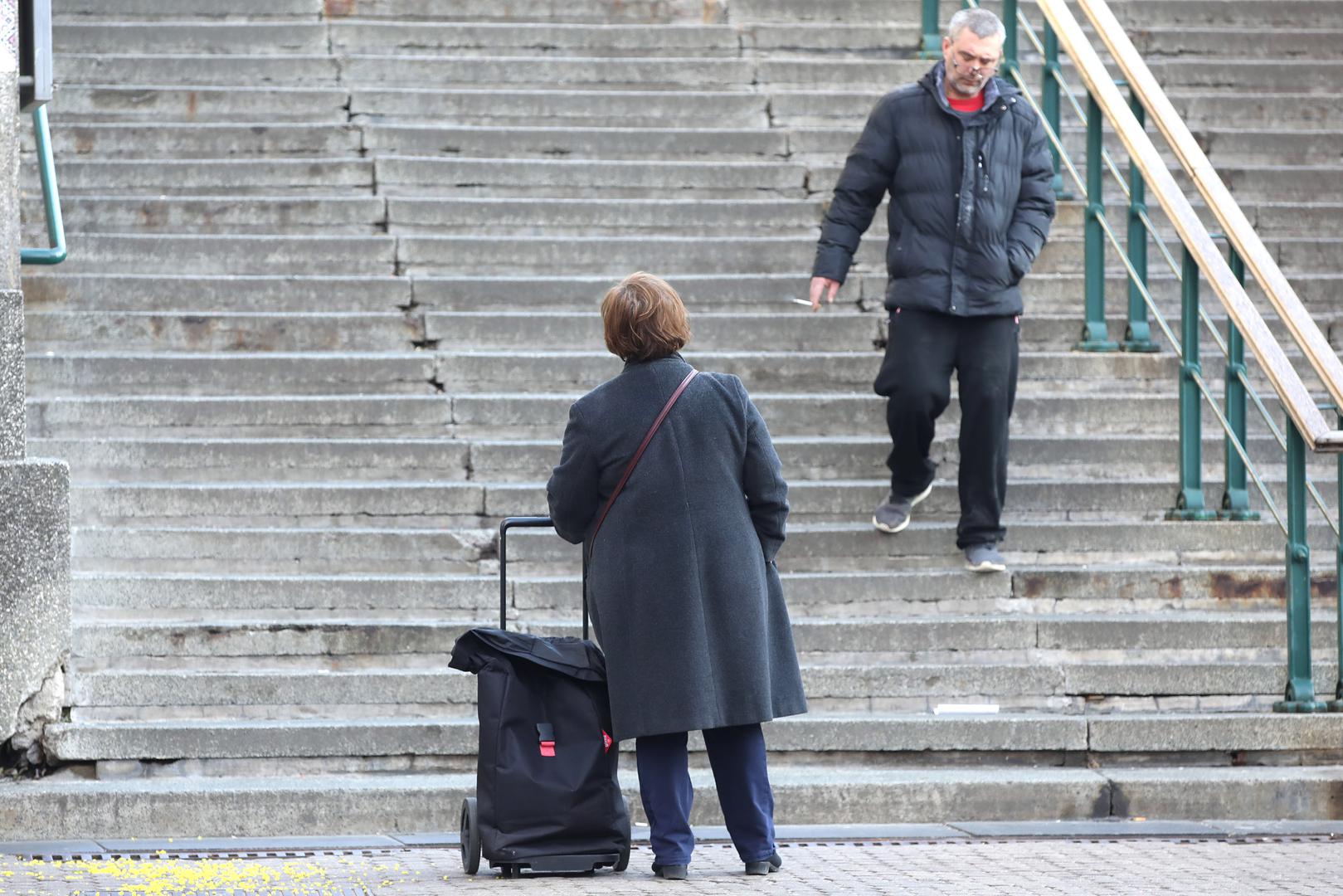 Vijetnam: Prosječna godišnja bruto plaća: 15 462 eura. Četrdeset i pet godina nakon što je završio Vijetnamski rat Amerikanci opet naseljavaju ovaj dio svijeta – ovog puta zbog mirovine. Način života isti im je kao na Floridi, u Nevadi i Arizoni, ali znatno jeftiniji. Mjesečni troškovi stanarine, osiguranja i režija rijetko kad pređu 1 818 eura uključujući kućnu pomoćnicu koja kuha i čisti.