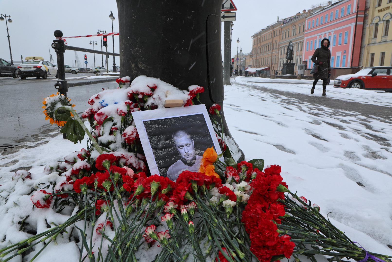 A portrait of Russian military blogger Vladlen Tatarsky, (real name Maxim Fomin), who was killed in the cafe explosion the day before, is placed among flowers near the blast site in Saint Petersburg, Russia April 3, 2023. REUTERS/Anton Vaganov Photo: ANTON VAGANOV/REUTERS