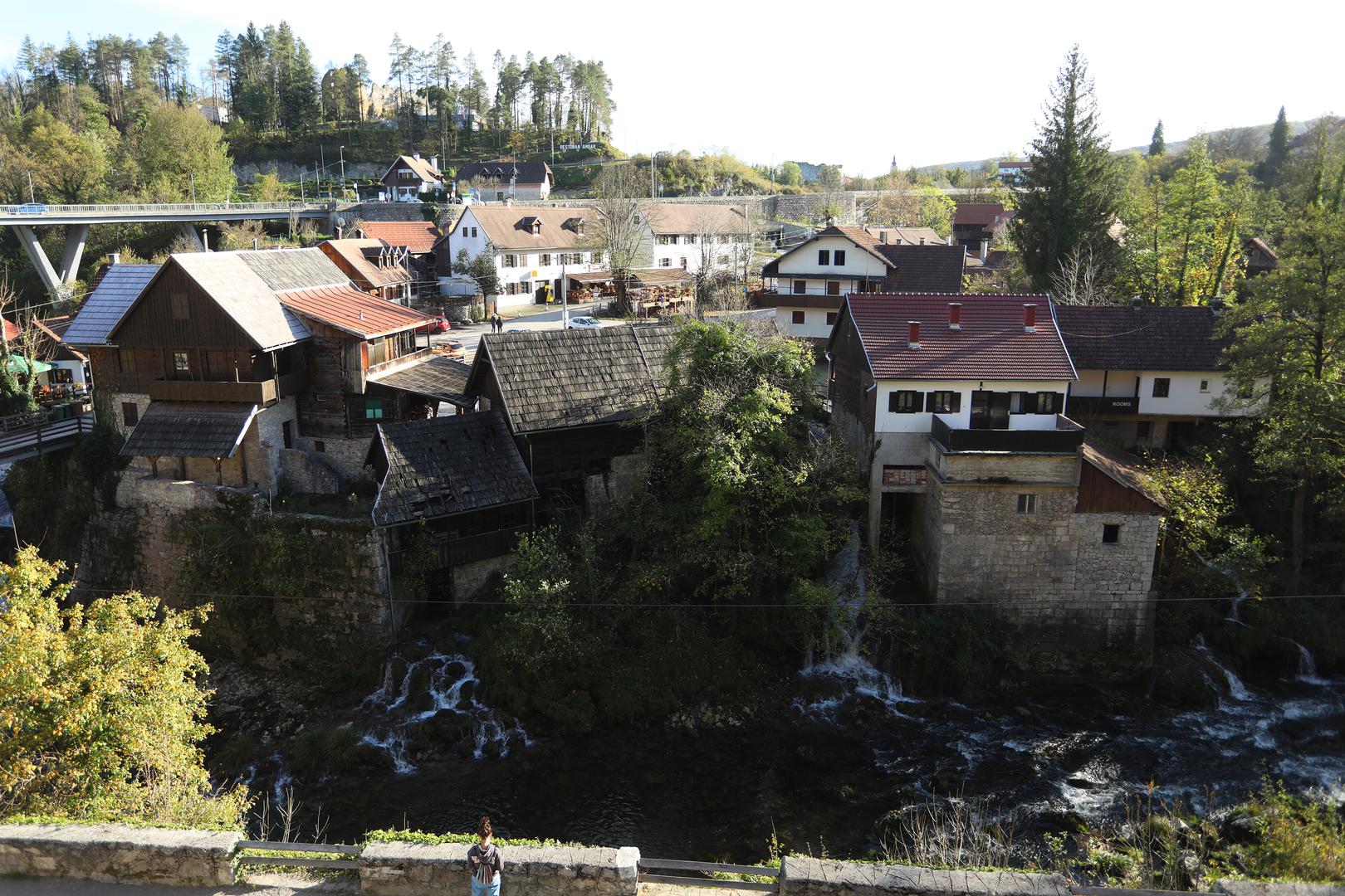 Nalazi se u južnom dijelu Karlovačke županije, na Kordunu na nadmorskoj visni od 258 metara. 