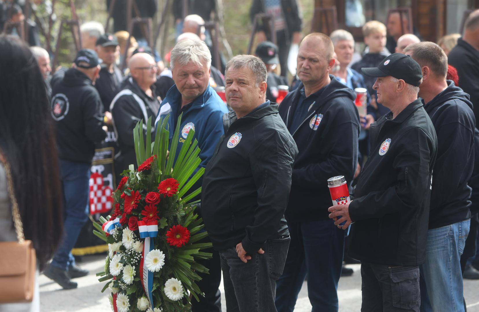 31.03.2024., Plitvicka jezera - Obiljezavanje 33. obljetnice pogibije prvog Hrvatskog redarstvenika Josipa Jovica. Ministri Davor Bozinovic i Tomo Medved, obitelj te brojni branitelji polaganjem vijenaca i paljenjem svijeca odali pocast. Photo: Kristina Stedul Fabac/PIXSELL